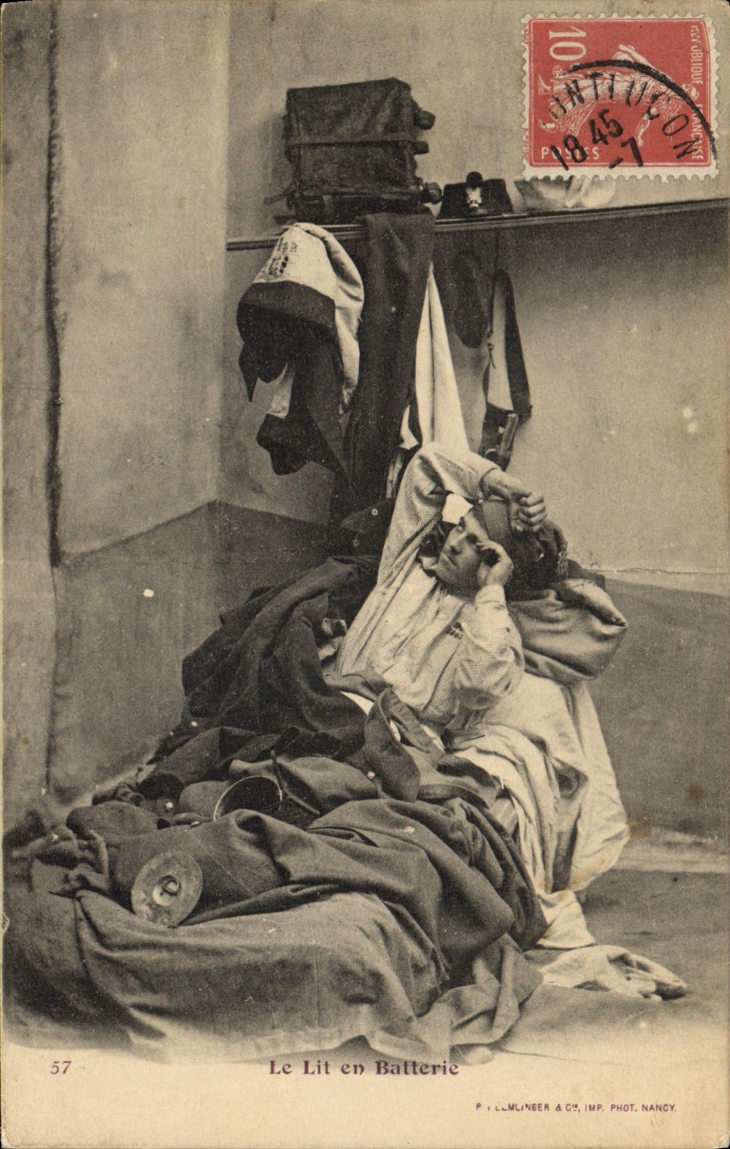 Le Lit en Batterie — soldat dormant — P. L. LMLINEER & CIE, IMP. PHOT. NANCY