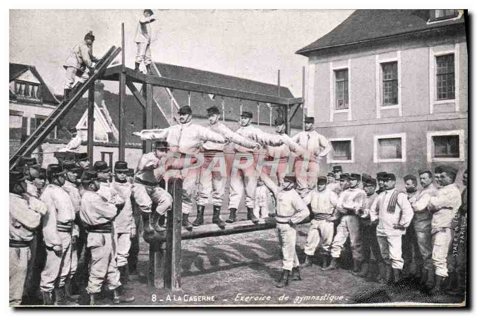 CPA Militaria A la caserne Exercice de gymnastique 