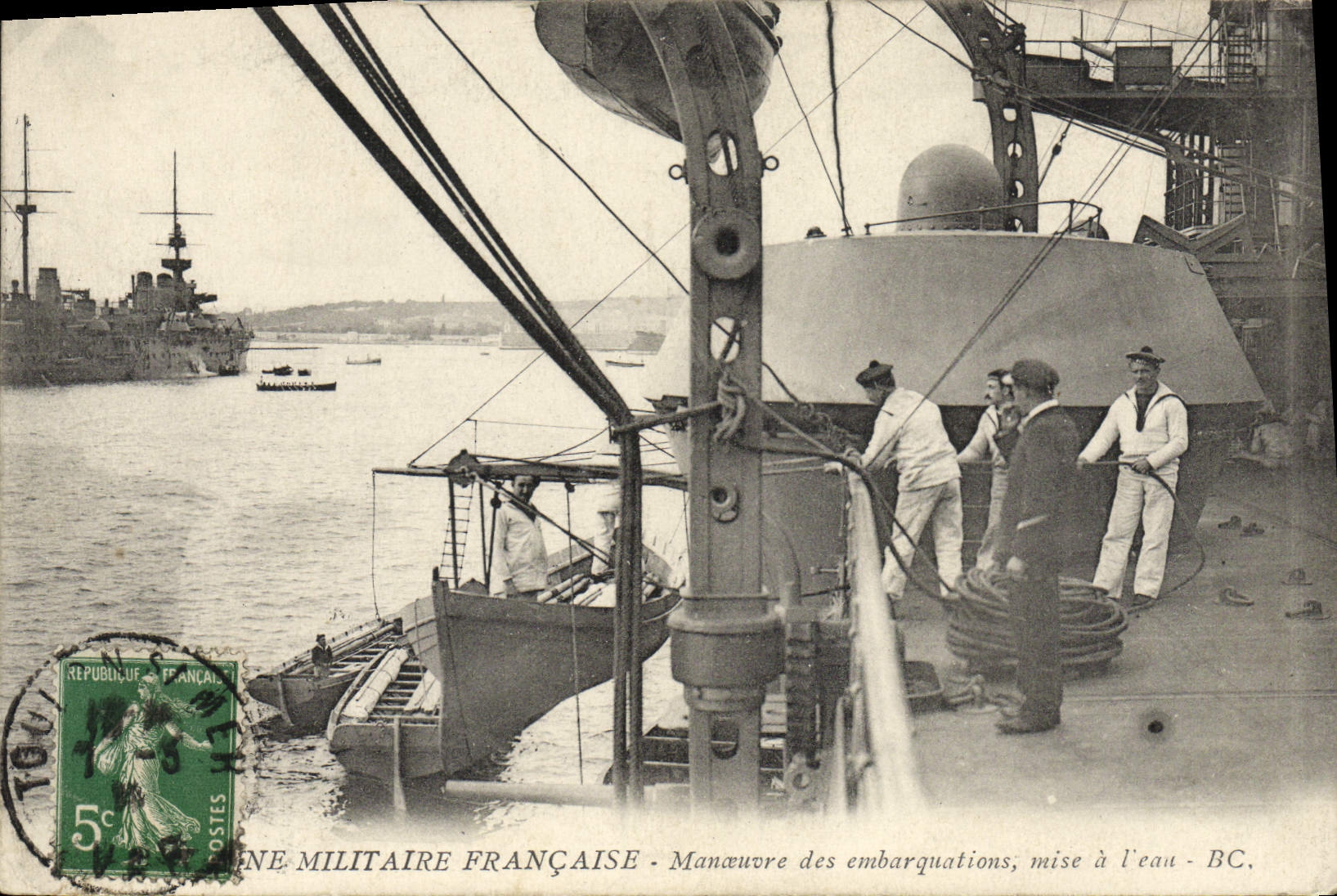 CPA Bateau Manoeuvre des embarquations mise a l'eau 