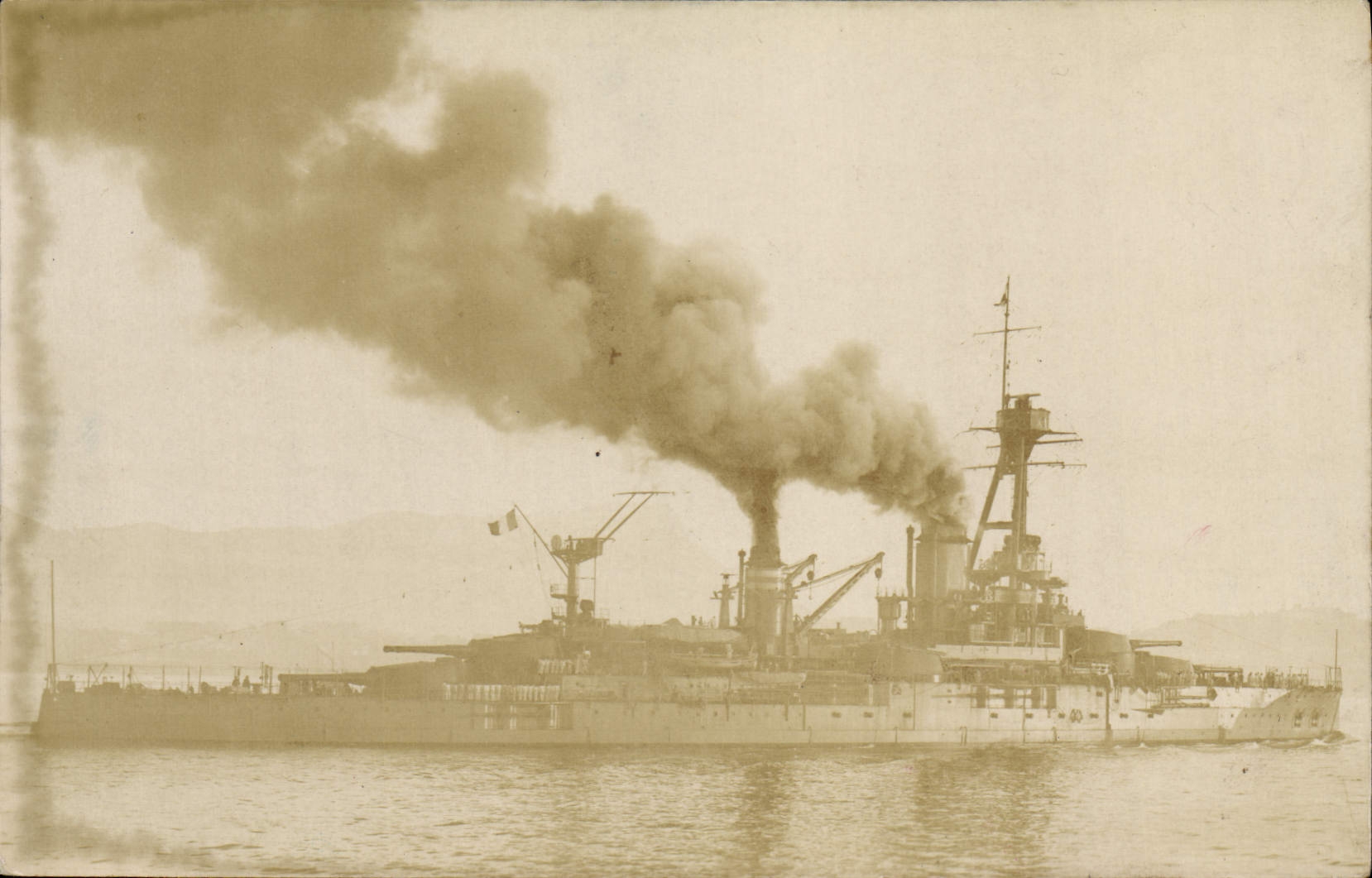 Bateau de guerre — fumée des cheminées — éditeur Ferrariat, Toulon-Mourillon