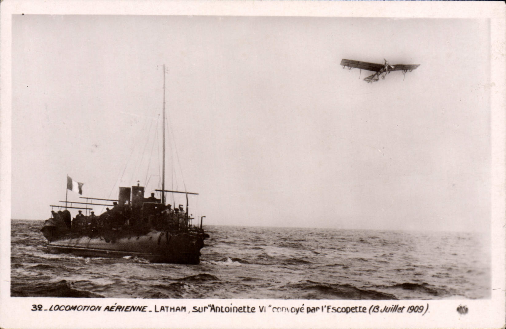 Latham sur Antoinette VI convoyé par l'Escopette — Locomotion aérienne — 13 juillet 1909