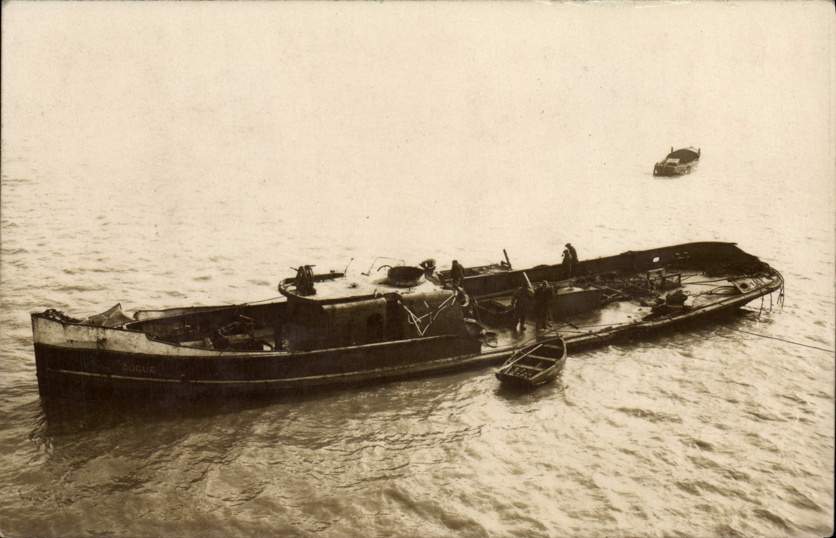 Bateau 'DOGUC' — naufrage ou opération de sauvetage — sans éditeur ni numéro visible