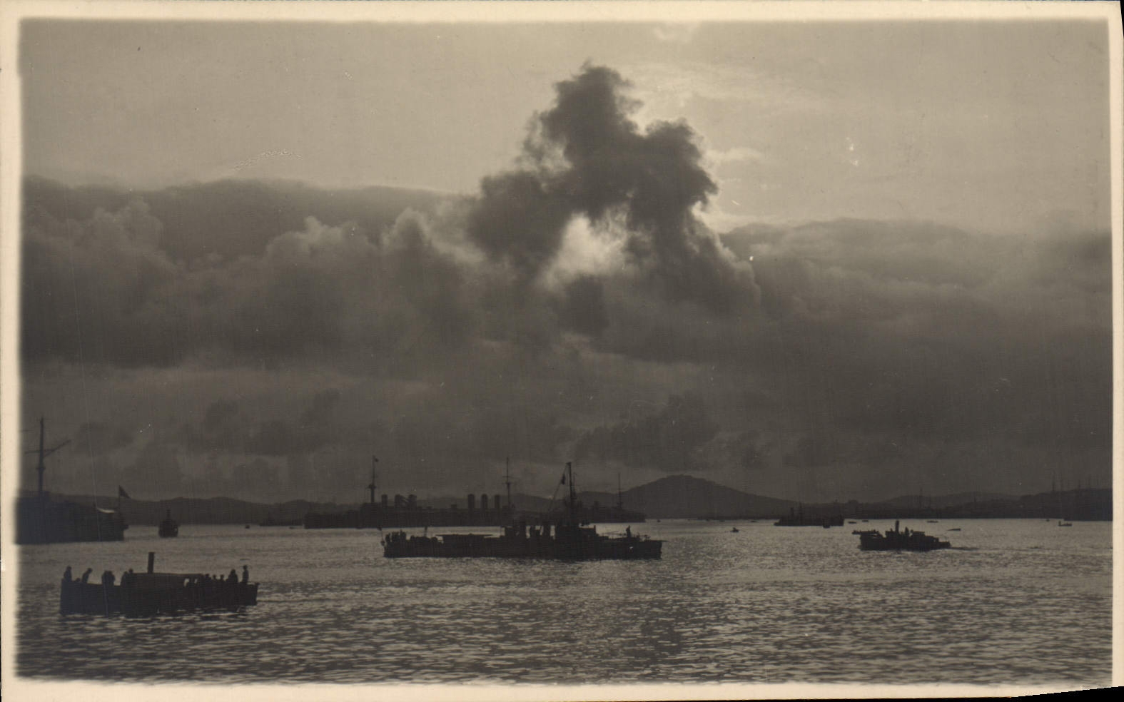 Port de Toulon — vue maritime avec fumée — A. Dubois, Toulon