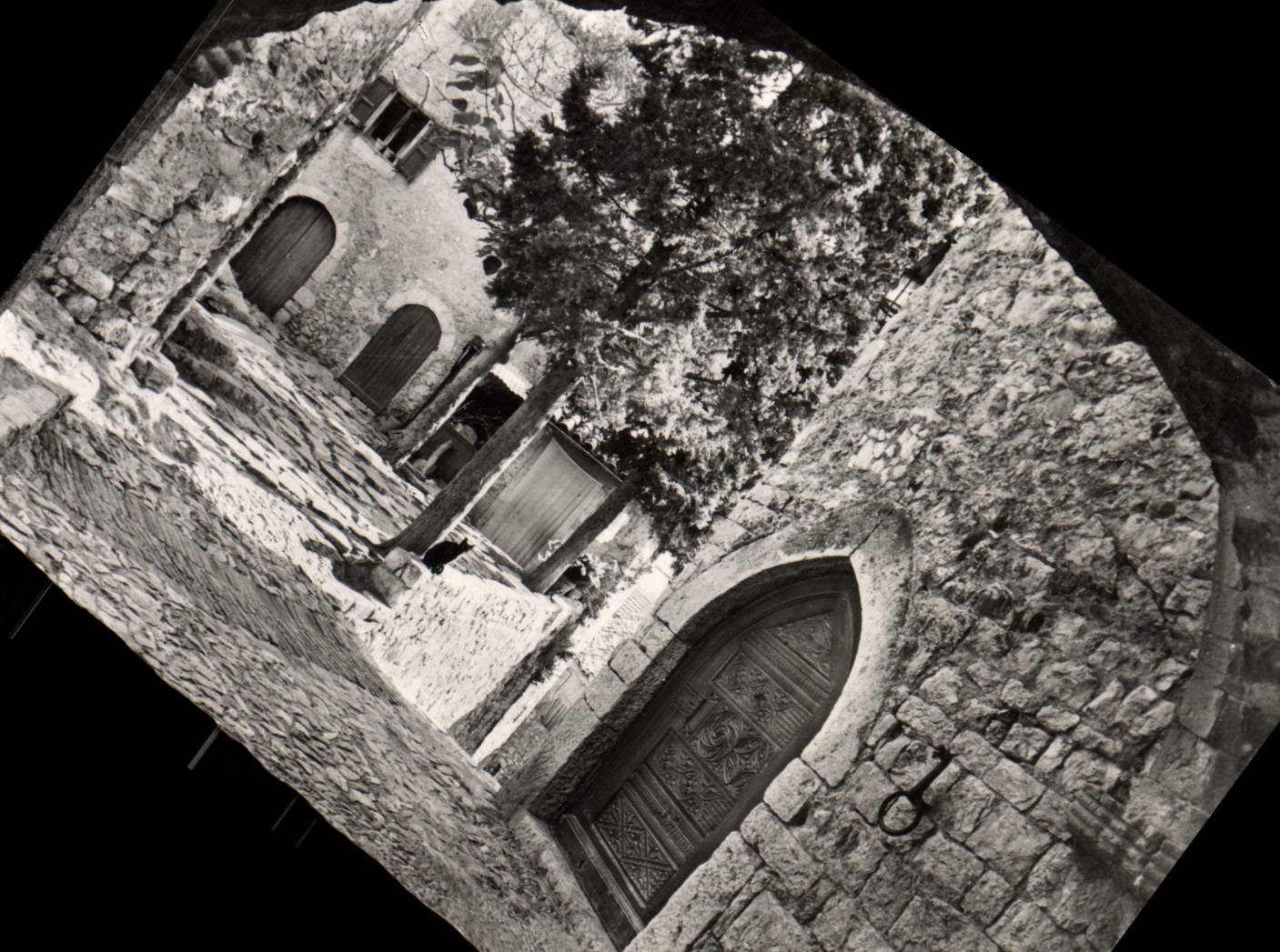 ÉZE-VILLACE — La Vieille Place et voûte sous le Château Barlow — Éditions de Cimiez
