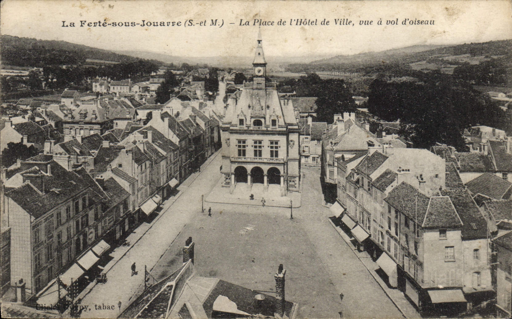 La Ferté-sous-Jouarre (S.-et M.) — La Place de l'Hôtel de Ville, vue à vol d'oiseau — Éditeur : Elijaël Pappy, tabac