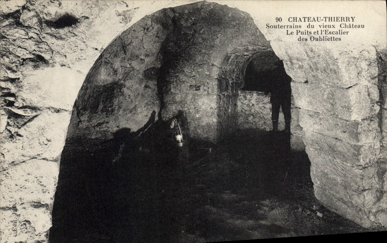 Château-Thierry — Souterrains du vieux Château, Le Puits et l'Escalier des Oubliettes — Éditeur C. L. B. n°90