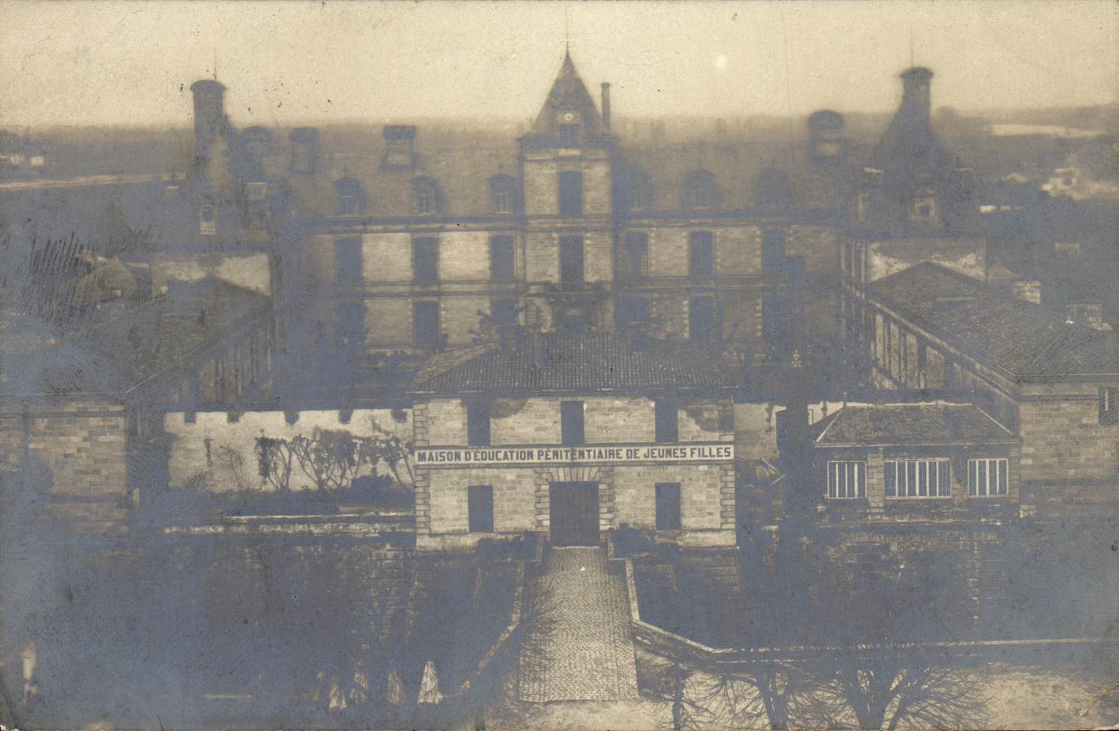 Maison d'éducation pénitentiaire de jeunes filles — Éditeur R. Gaillainimal, Paris — n° de série non visible