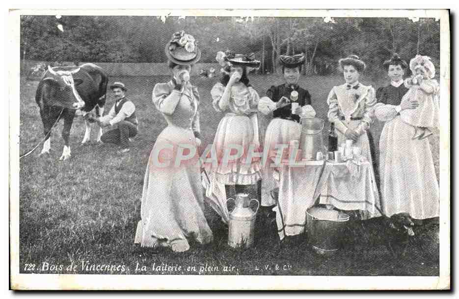 CPA Folklore Bois de Vincennes La laiterie en plein air Femmes Vache