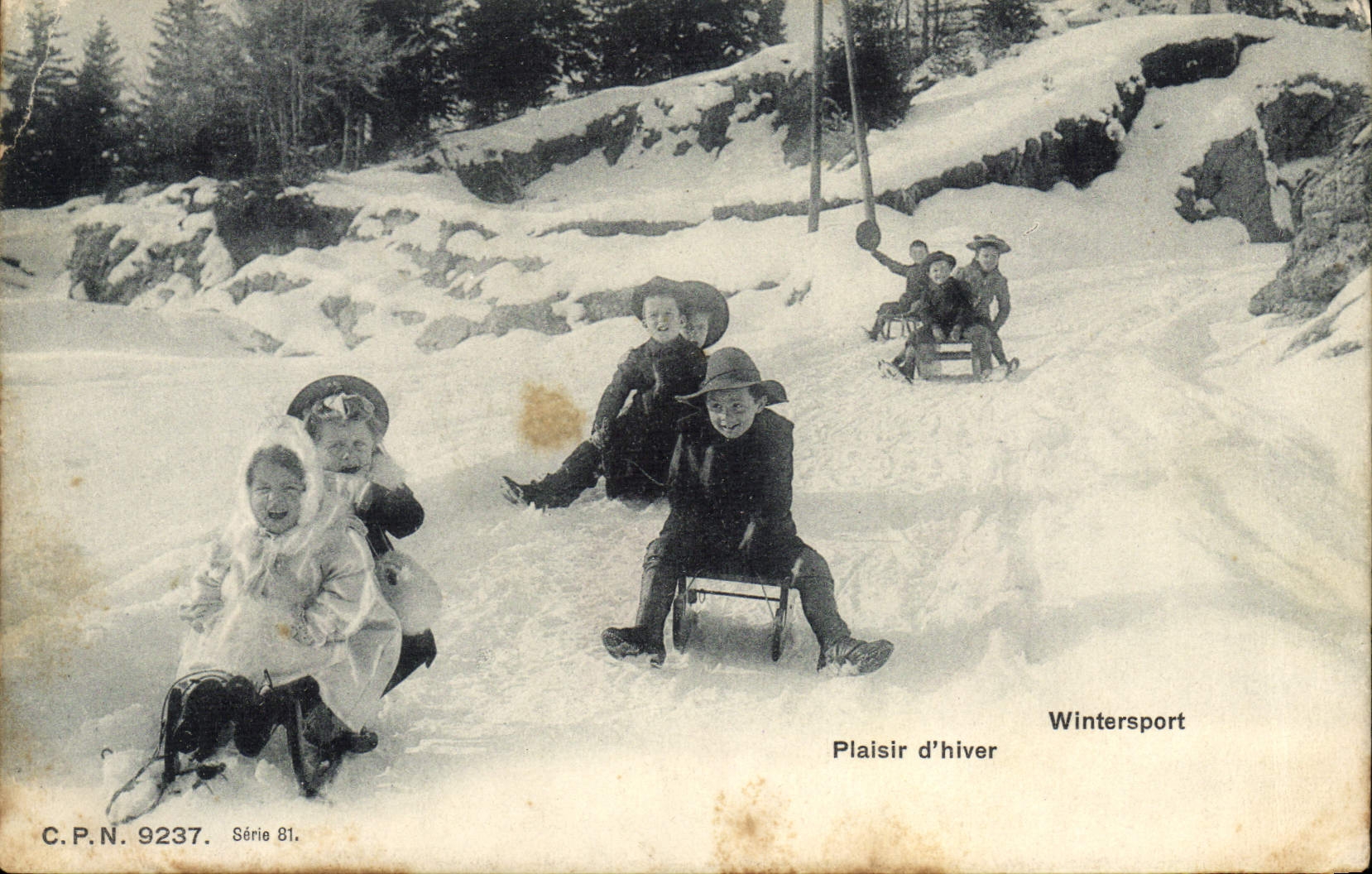 Antike Ansichtskarte Winter-Sport Ski Winter-Spaß Schlitten