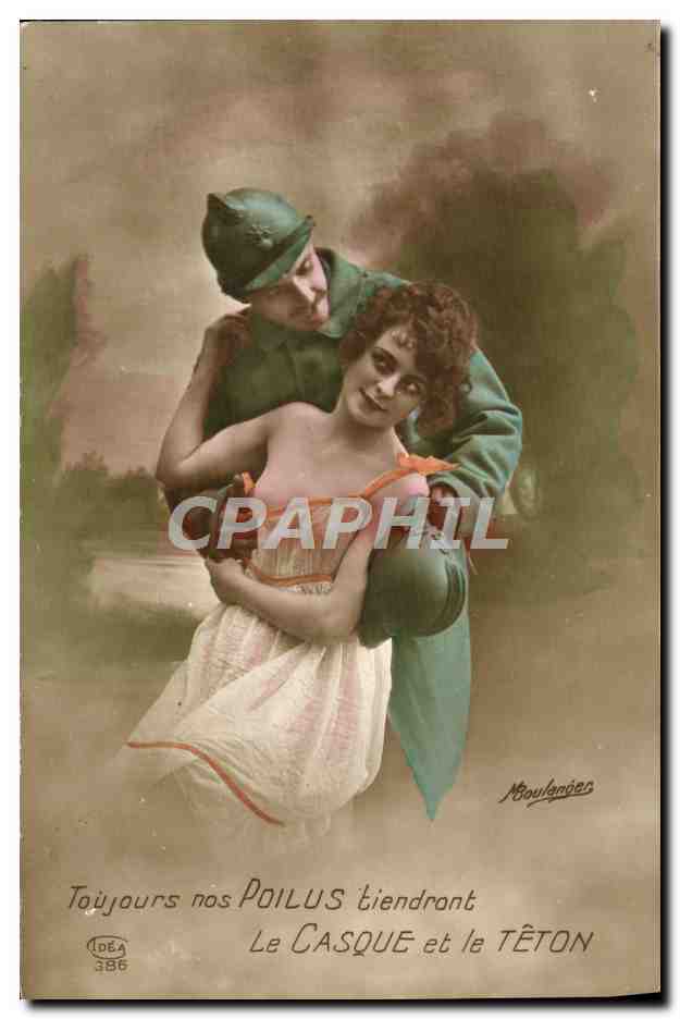 CPA Femme Nu erotique Soldat Le casque et le teton Militaria 