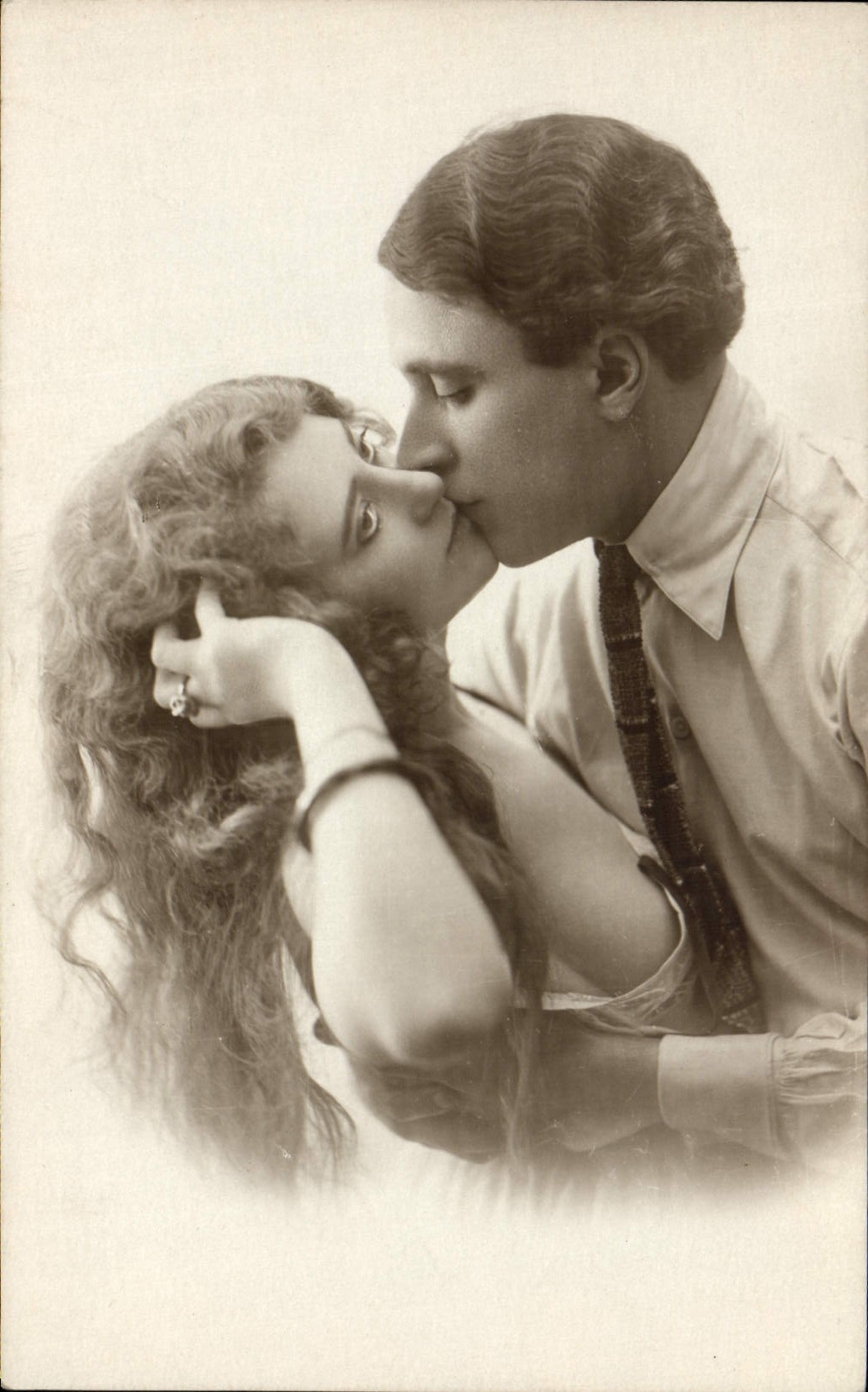 Couple en étreinte — photo sépia — Imprimes en Italie n°1019