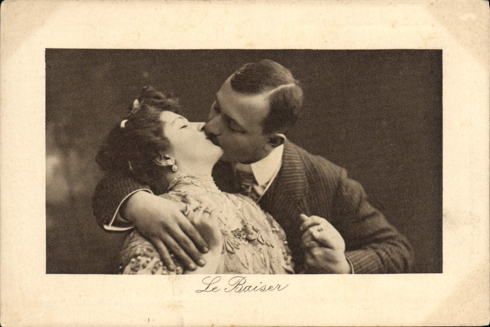 CPA Femme Nu erotique Femme Le baiser 