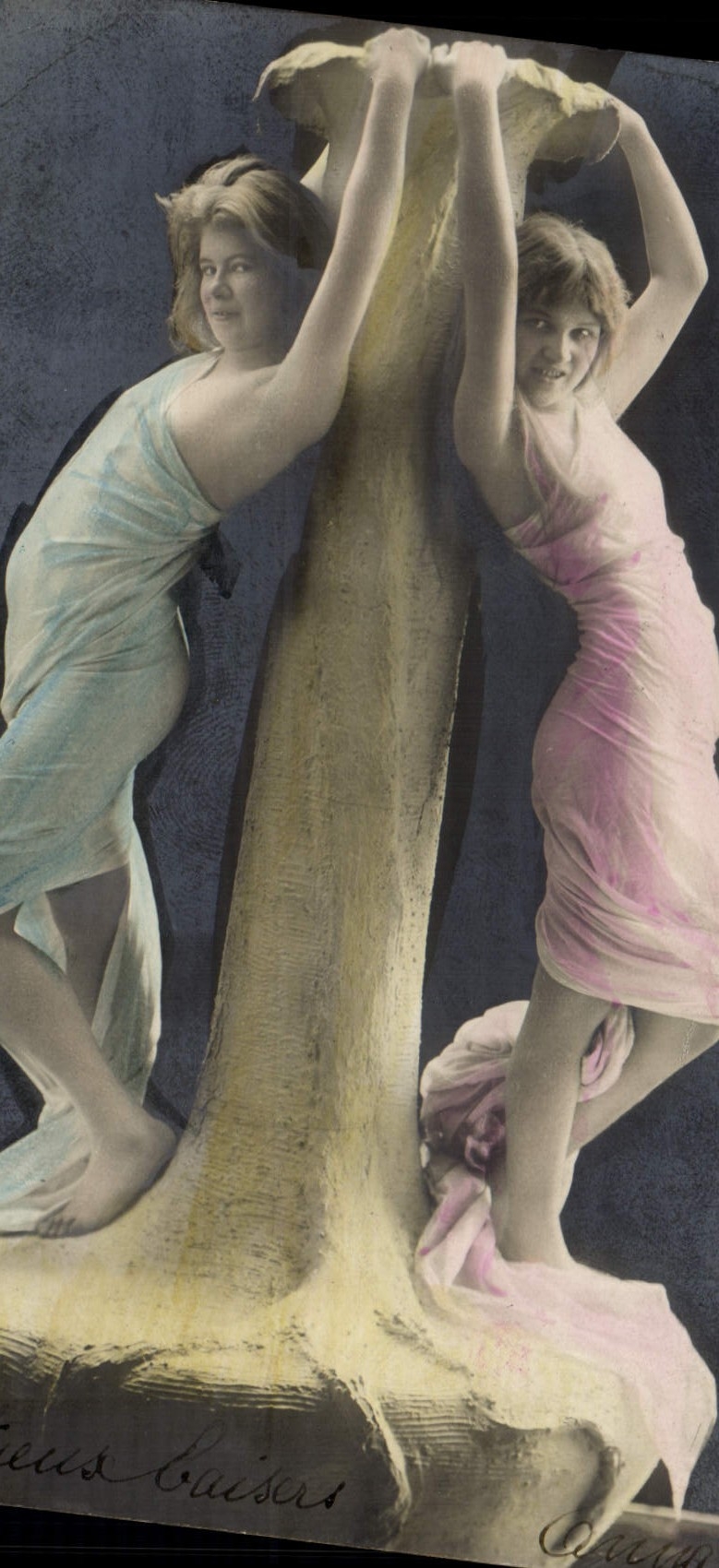 Zwei junge Frauen in farbenfrohen Kleidern, die ein großes 'T' heben — Verlag Caisers, Nr. 148