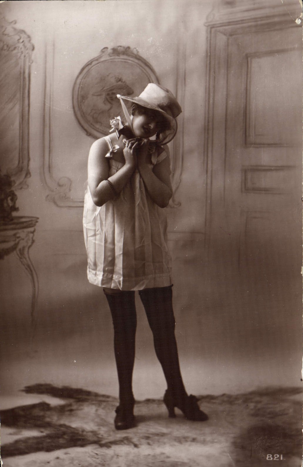 Jeune femme en robe de style 1920 — studio — éditeur CPAPHIL, n° de série 821