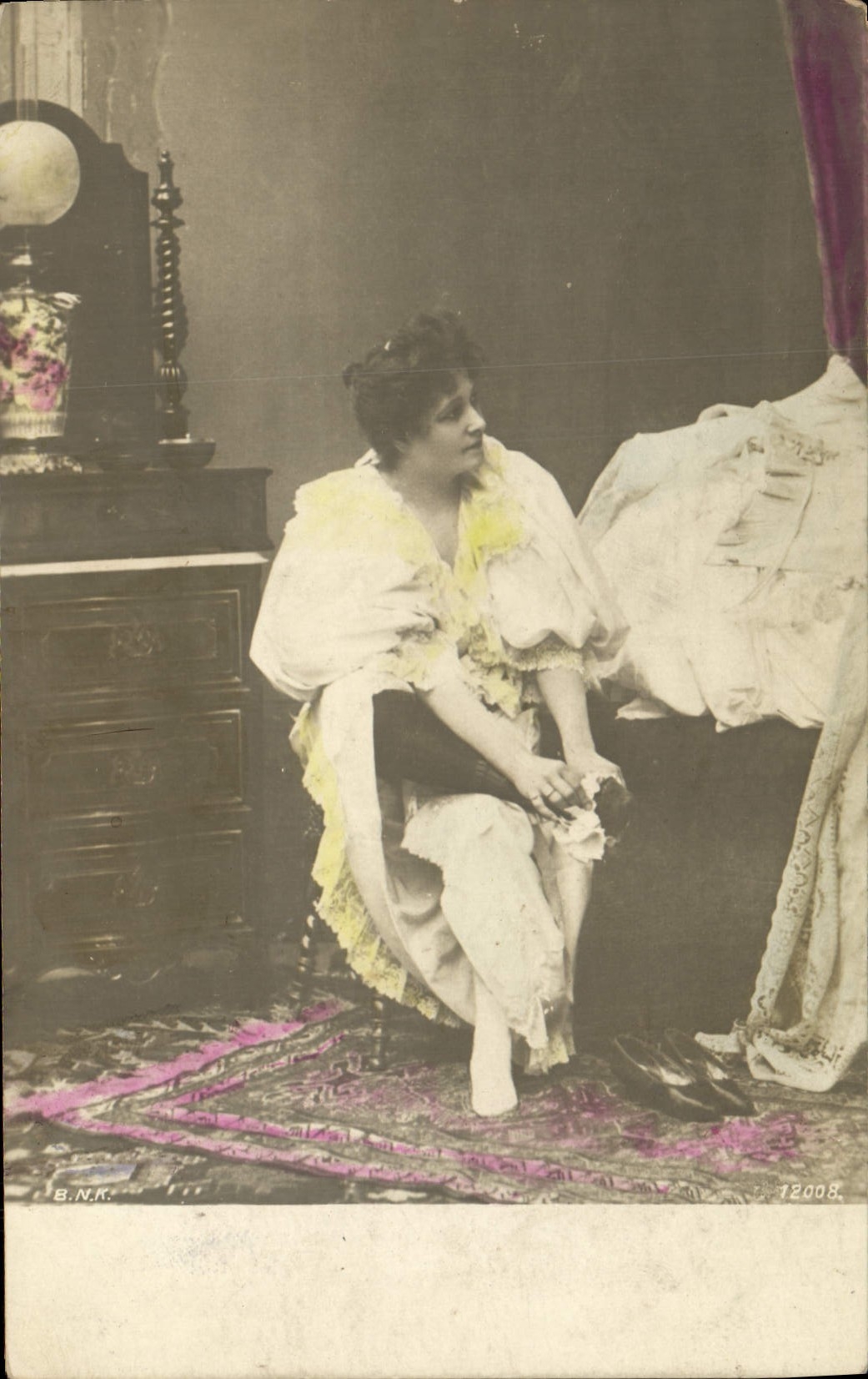 Femme en robe à volants jaunes — studio — B.N.K. n°12008