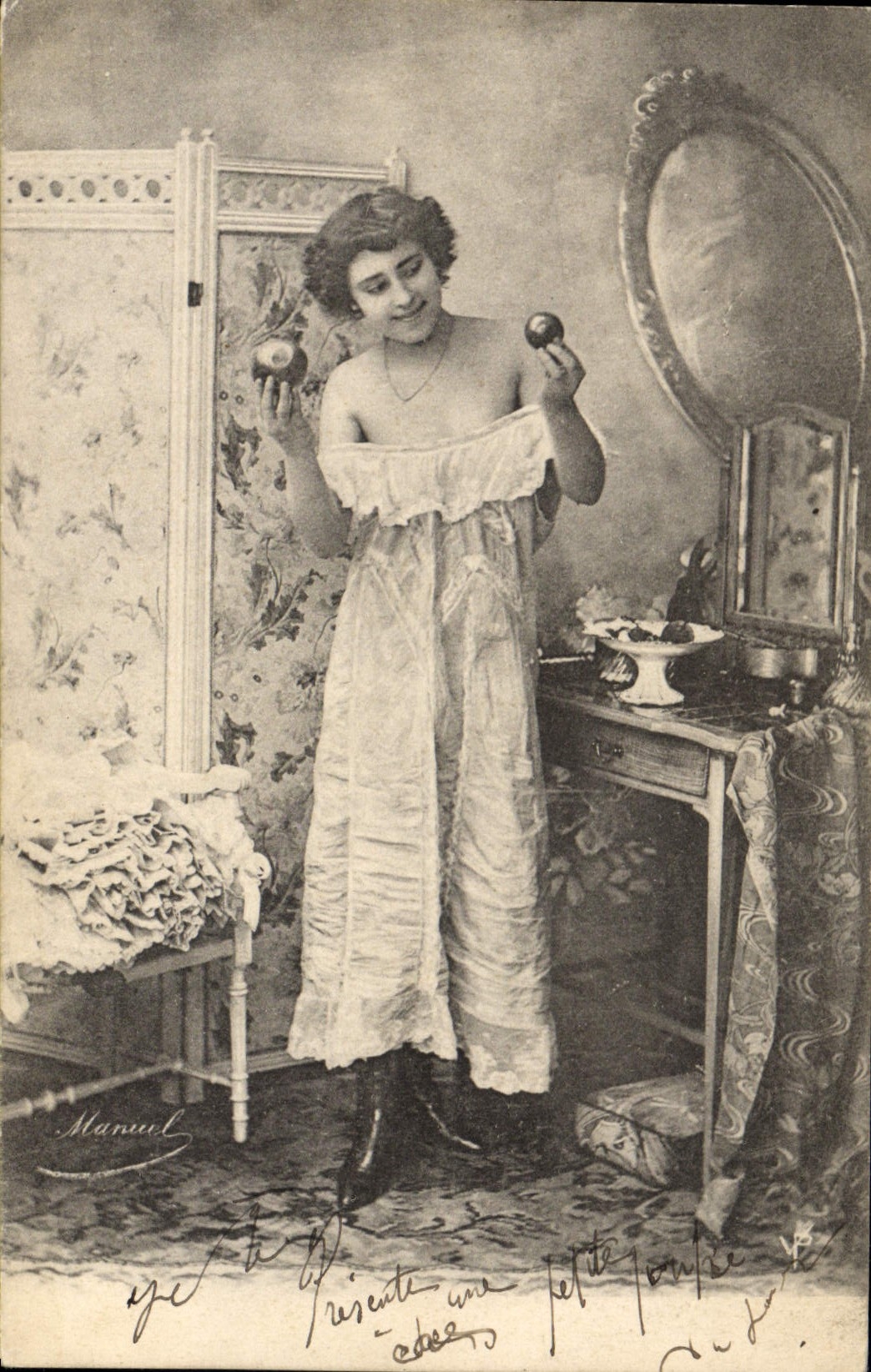 Jeune femme en robe de nuit — présentant une petite pomme — Manuel