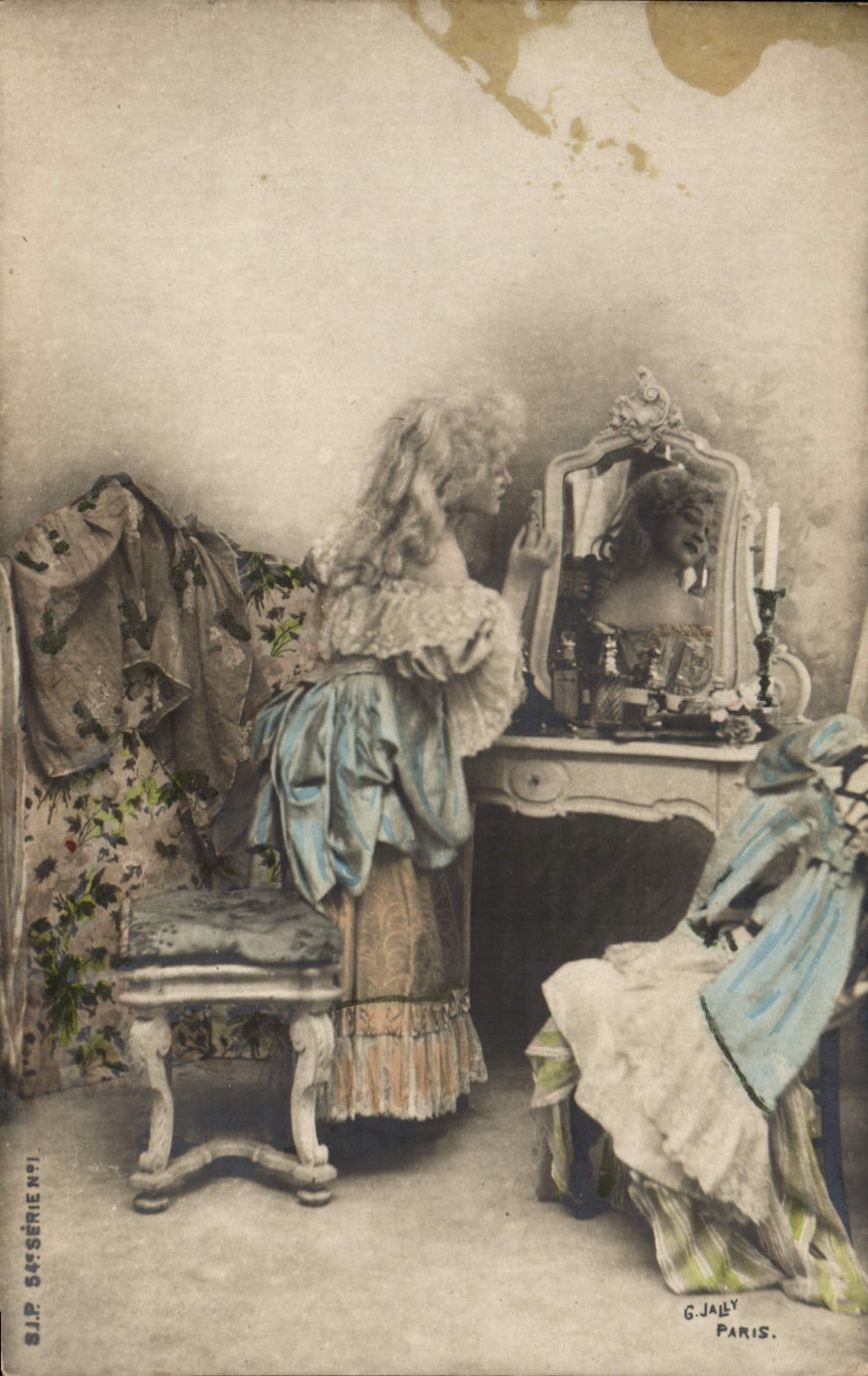 Jeune femme devant un miroir — scène de toilette — G. JALLY PARIS, série N°1
