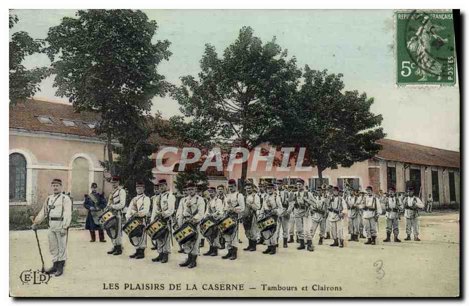 CPA Militaria Caserne Tambours et clairons 