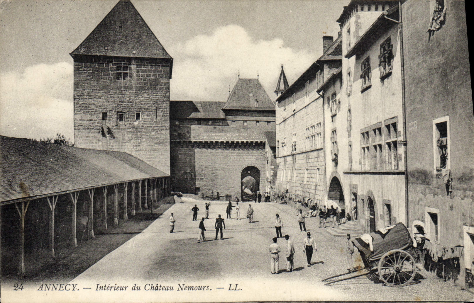 CPA Militaria Caserne Annecy Interieur du chateau Nemours 