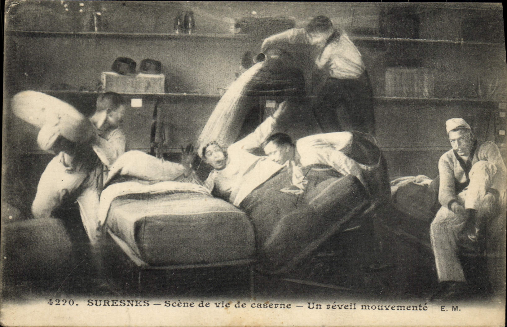 CPA Militaria Caserne Suresnes Scene de vie de caserne Un reveil mouvemente