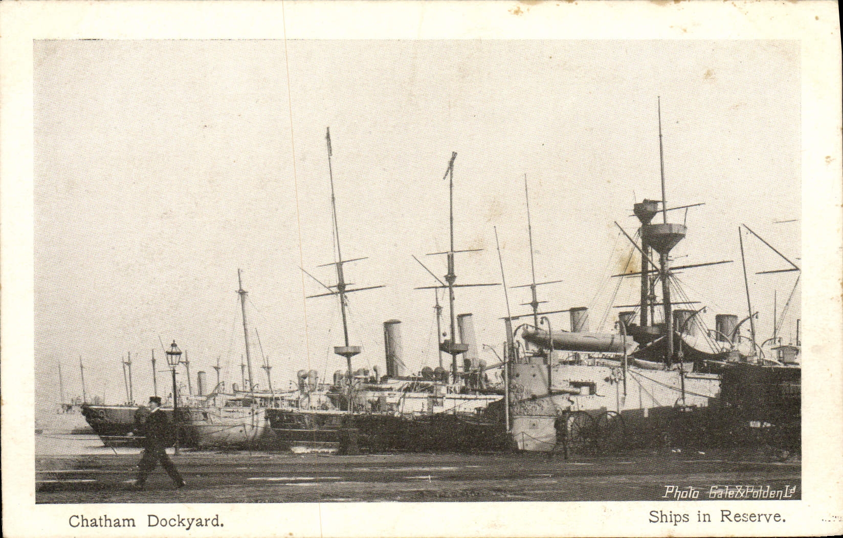 CPA Bateau de guerre Chatham Dockyard Ships in reserve
