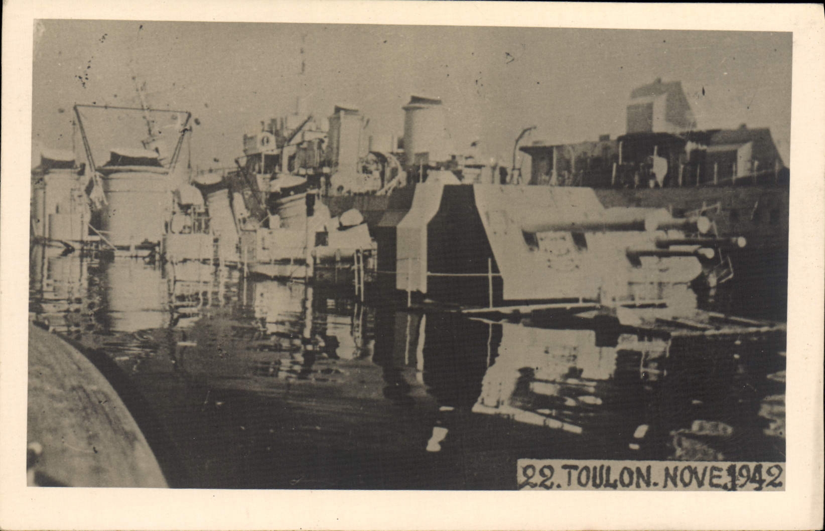 Port de Toulon — vue de navires militaires — datée 22 novembre 1942