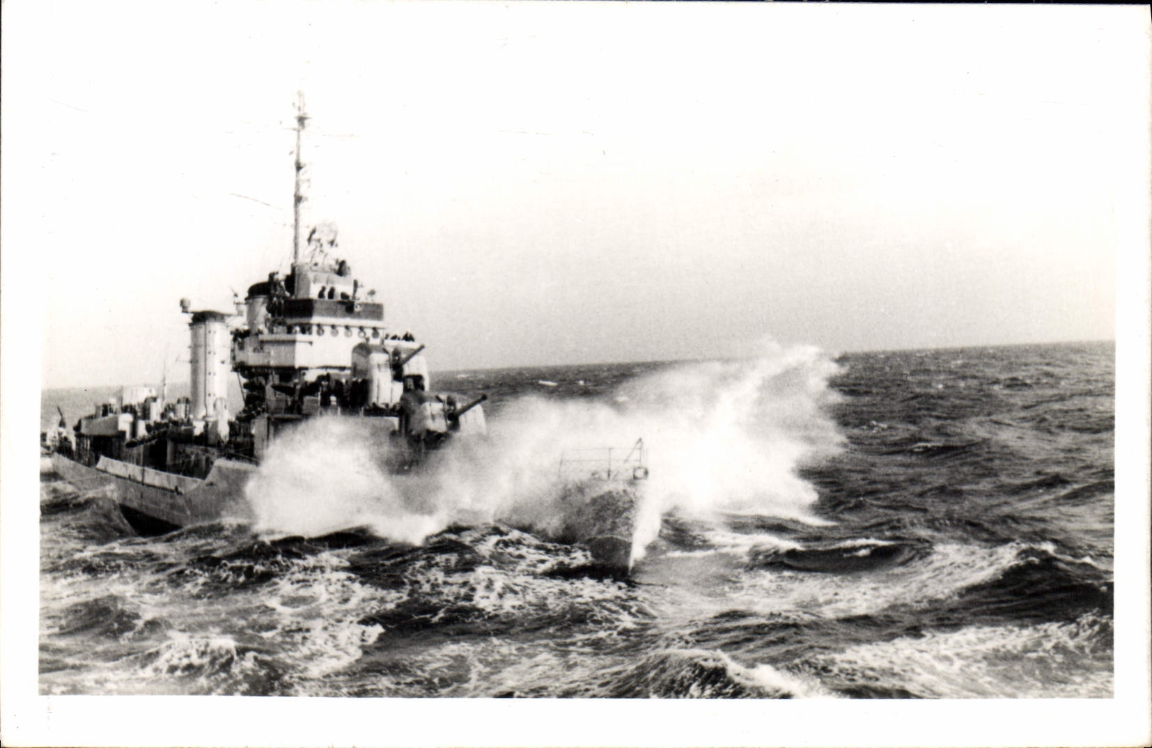 Navire de guerre en mer — reproduction — CPAPHIL