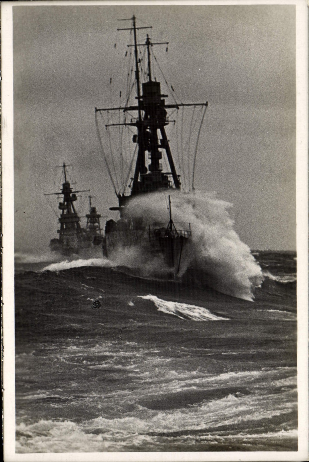 Navires de guerre en mer agitée — Éditeur H. Embray, Papeterie de la Flotte, 44, Rue Chevalier-Paul, Toulon