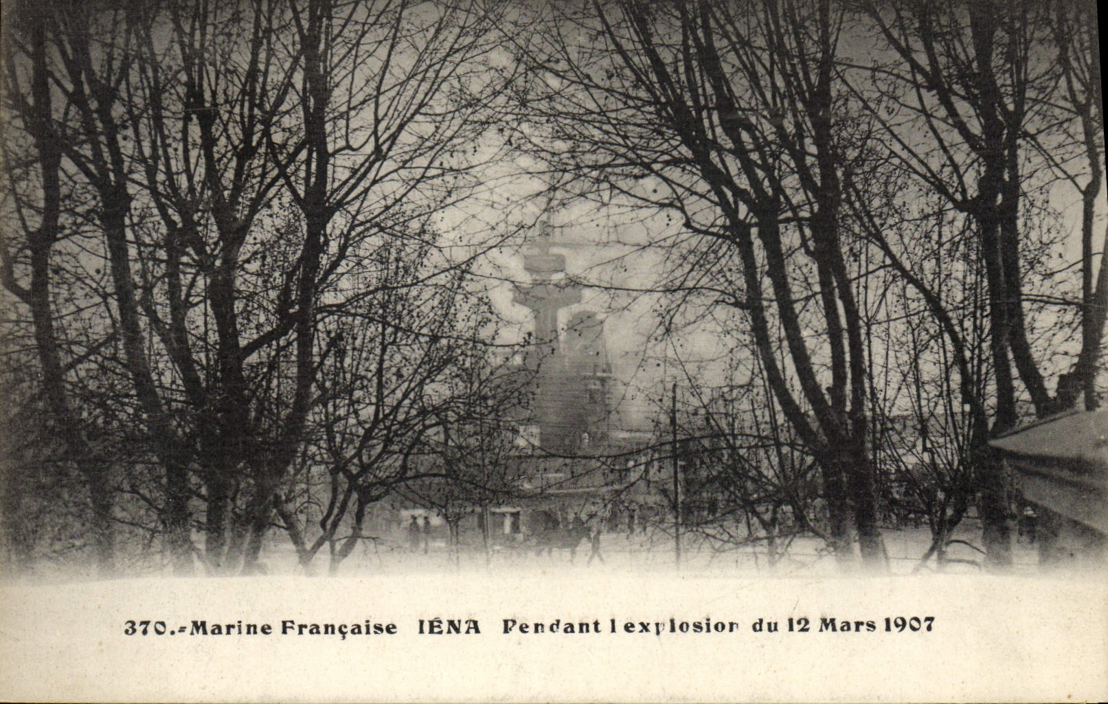 CPA Bateau de guerre Iena pendant l'explosion du 12 mars 1907