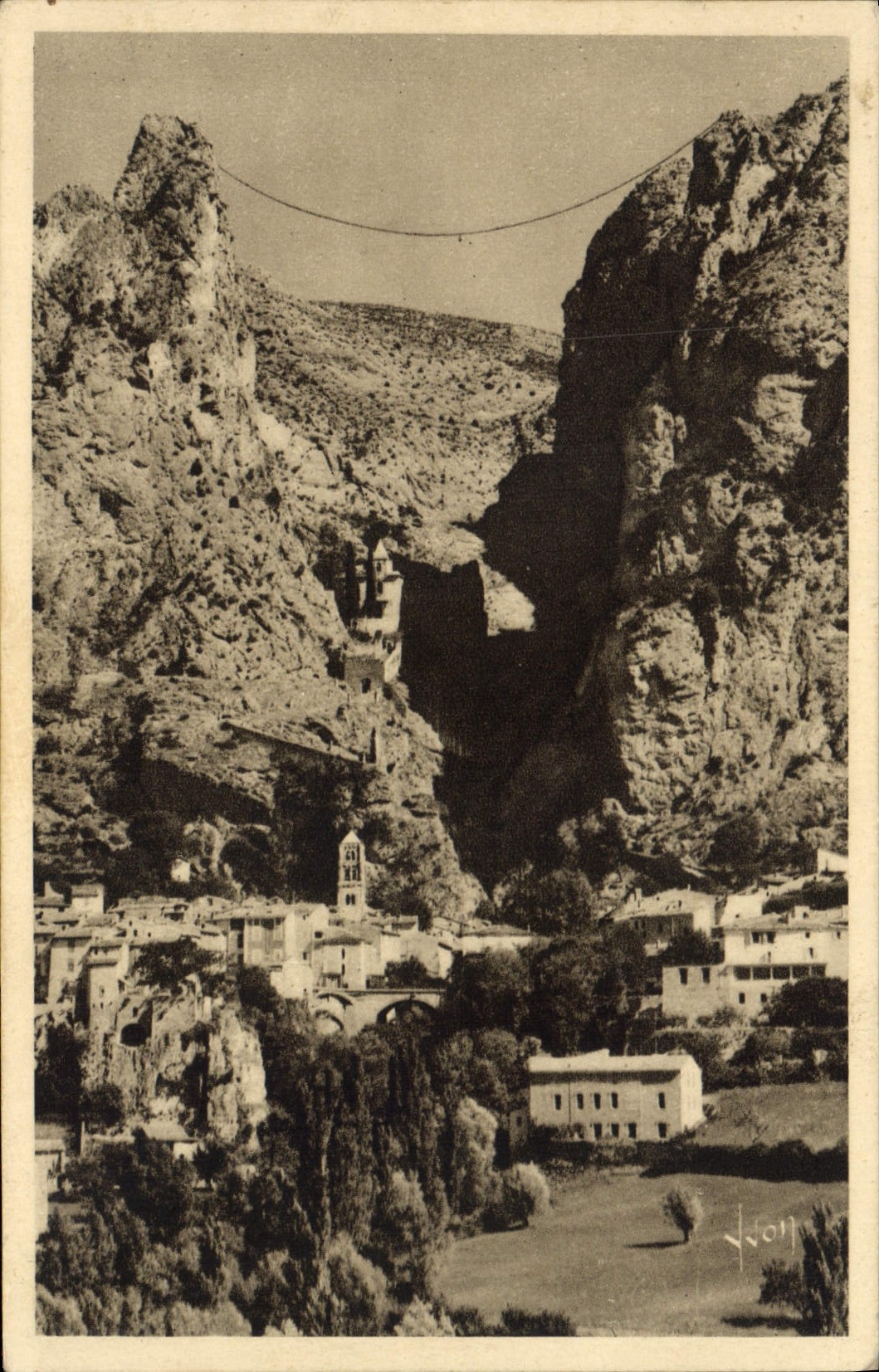 CPA Moustiers Ste Marie la falaise dominant la ville et la chaine reliant les bords de la breche 