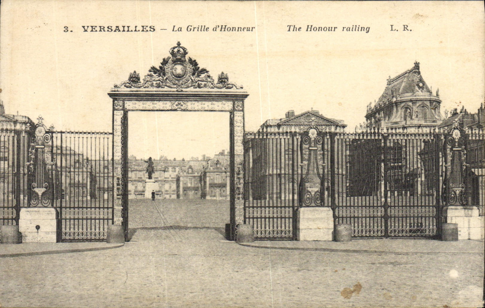 Versailles — La Grille d'Honneur — L. R.