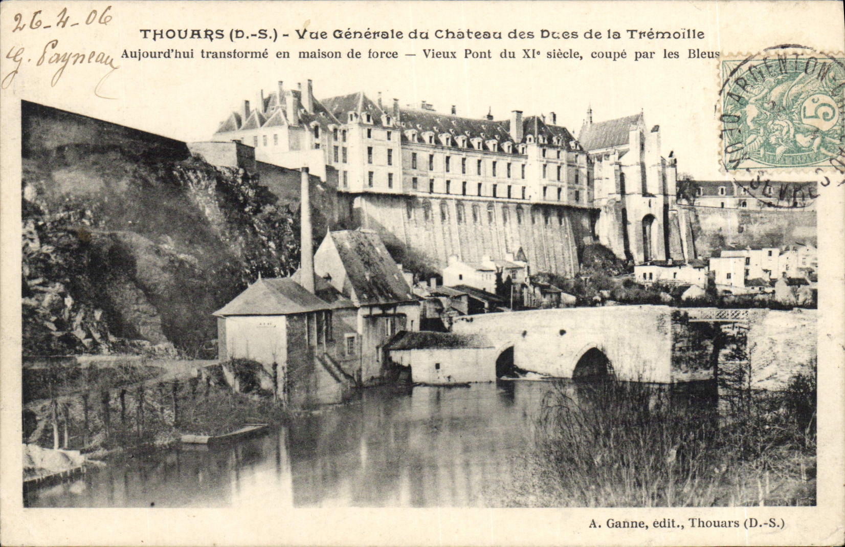 Thouars (D.-S.) — Vue Générale du Château des Ducs de la Trémoille — Vieux Pont du XIe siècle, coupé par les Bleus