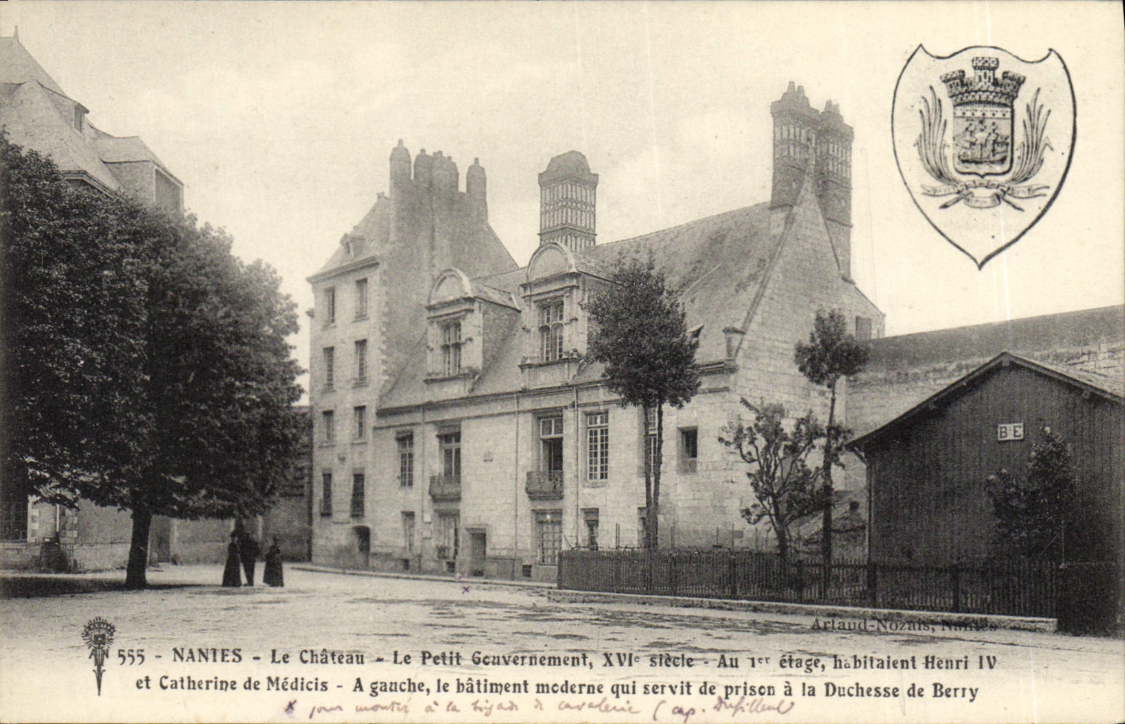 NANTES - Le Château - Le Petit Gouvernement, XVIe siècle - Au 1er étage, habitait Henri IV et Catherine de Médicis - A gauche, le bâtiment moderne qui servit de prison à la Duchesse de Berry