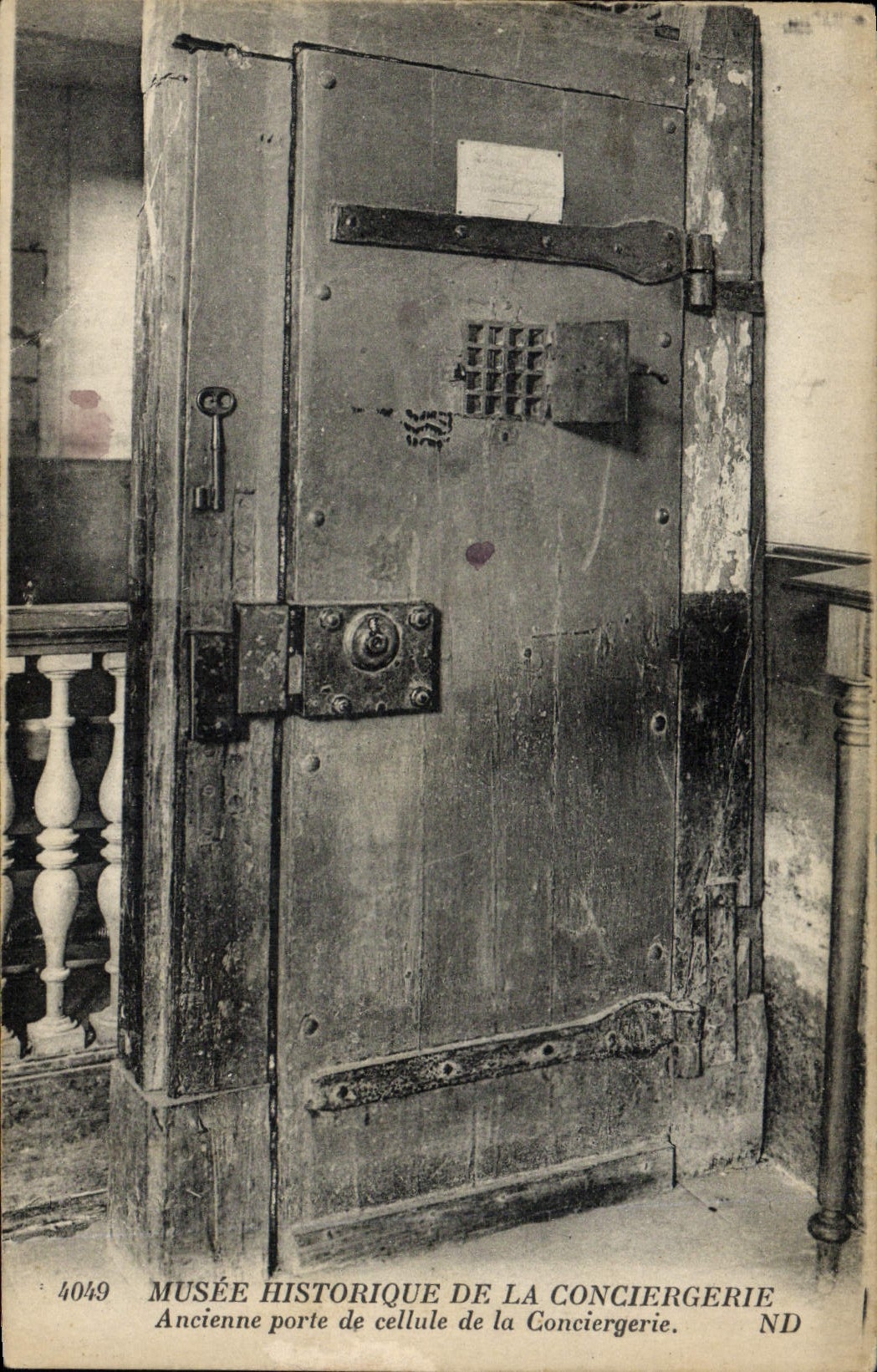 Ancienne porte de cellule de la Conciergerie — Musée Historique de la Conciergerie — n° 4049