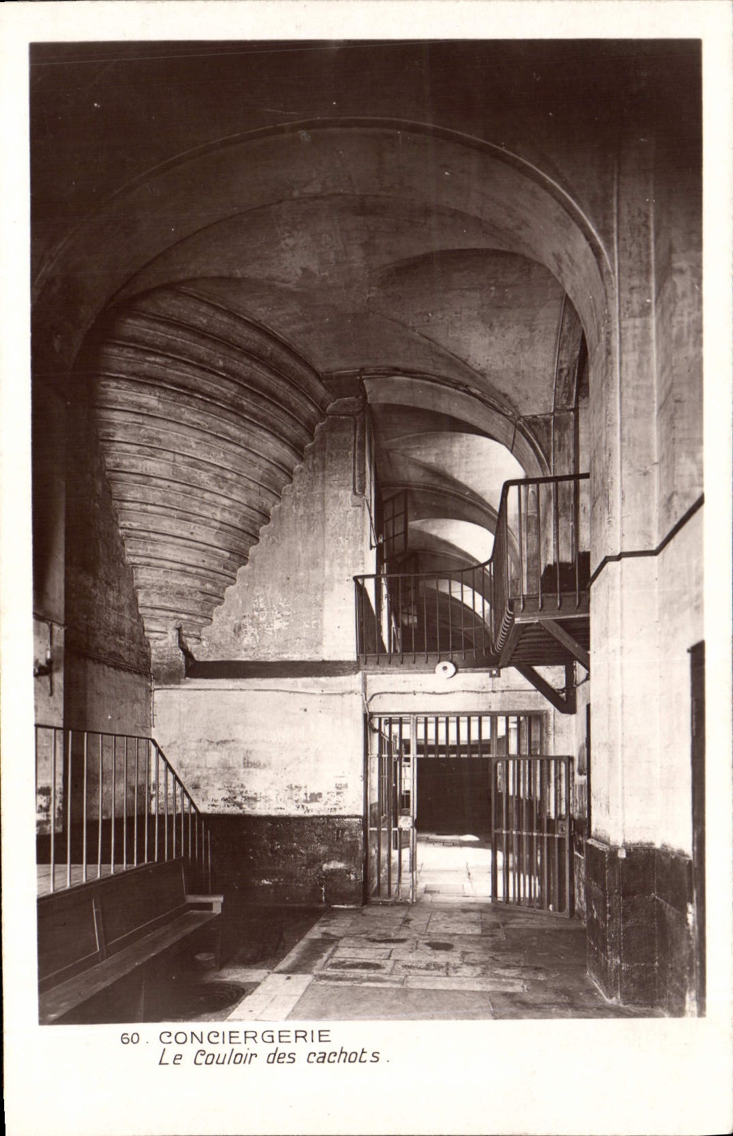 Conciergerie — Der Gang der Gefängnisse — Édition des Monuments Historiques au Grand Palais