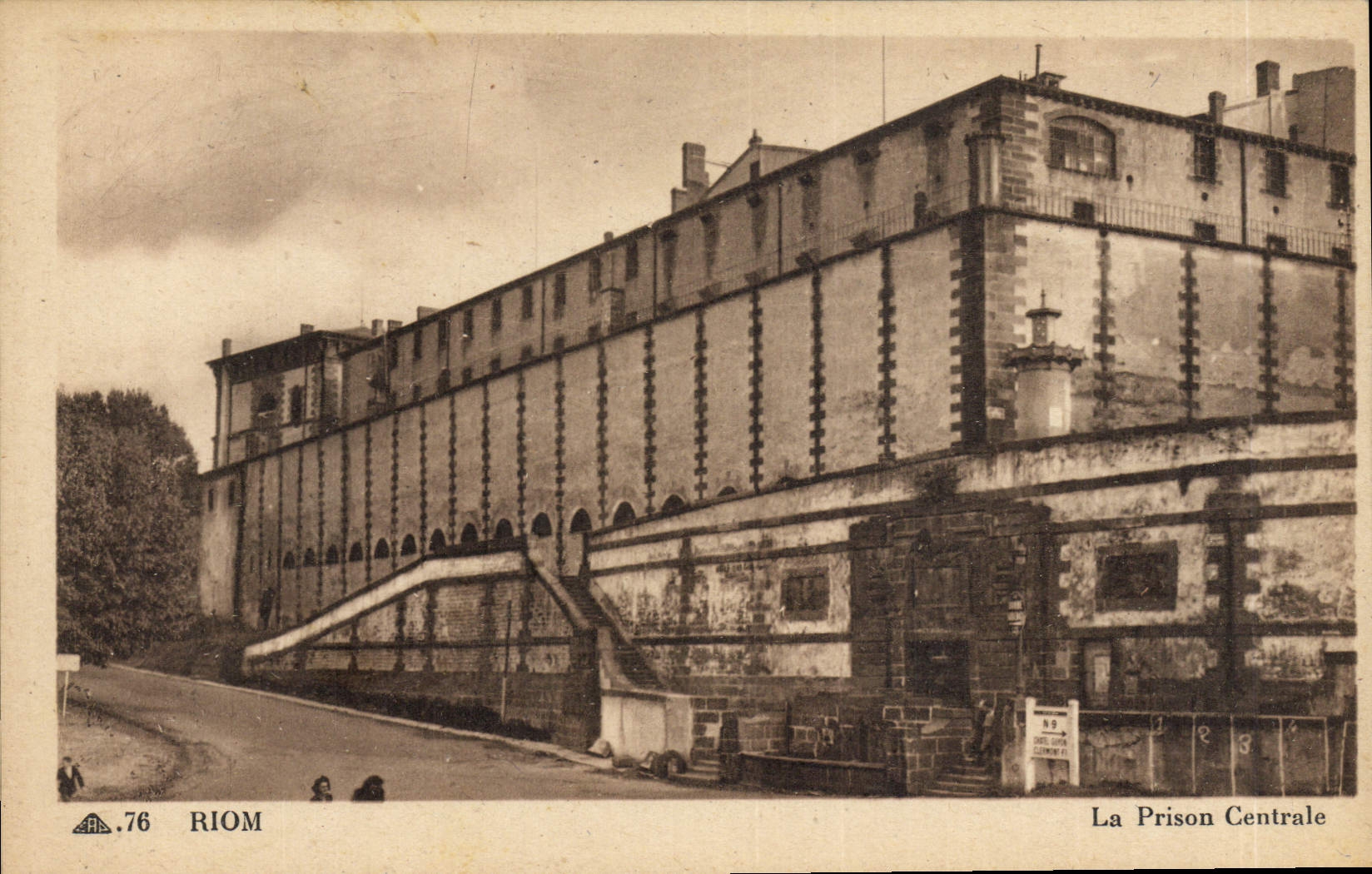 Riom — La Prison Centrale — Cie des Arts Phénomécaniques, Paris - Anverso