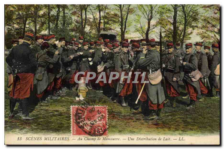 CPA Militaria au champ de manoeuvre Une distribution de lati 