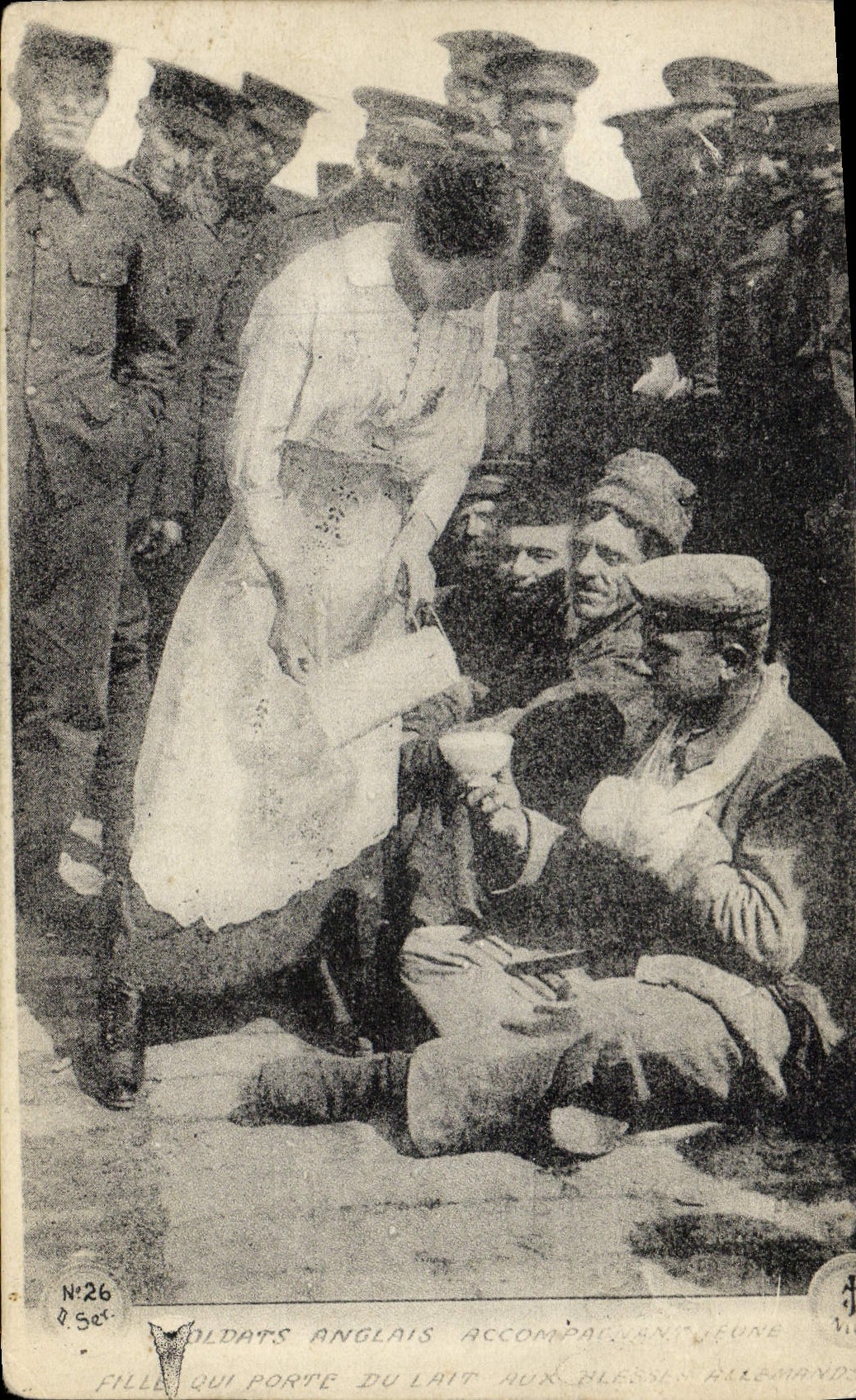 CPA Folklore Lait Jeunes soldats anglais accompagnant jeune fille qui porte le lait aux blesses allemands Militaria