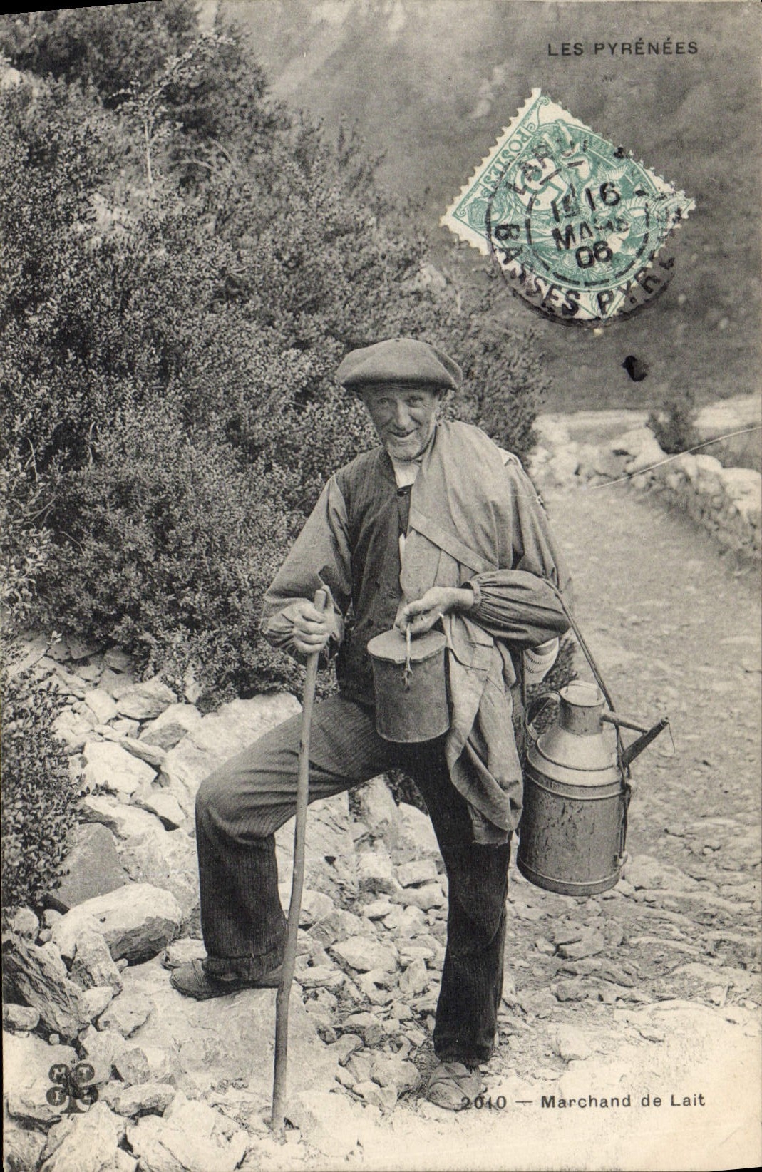CPA Folklore Lait Pyrenees Marchand de lait 