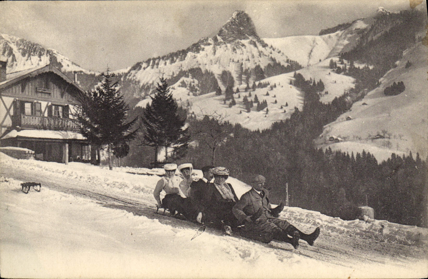 Skiing en montagne — groupe sur traîneau — éditeur CPAPHIL