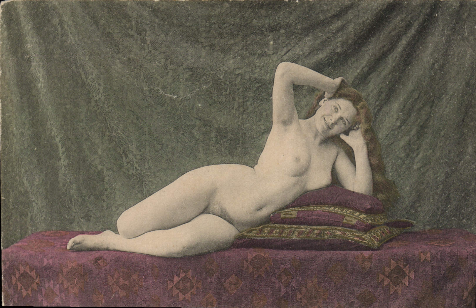 Donna nuda sdraiata sui cuscini — studio — editore sconosciuto, numero di serie non visibile