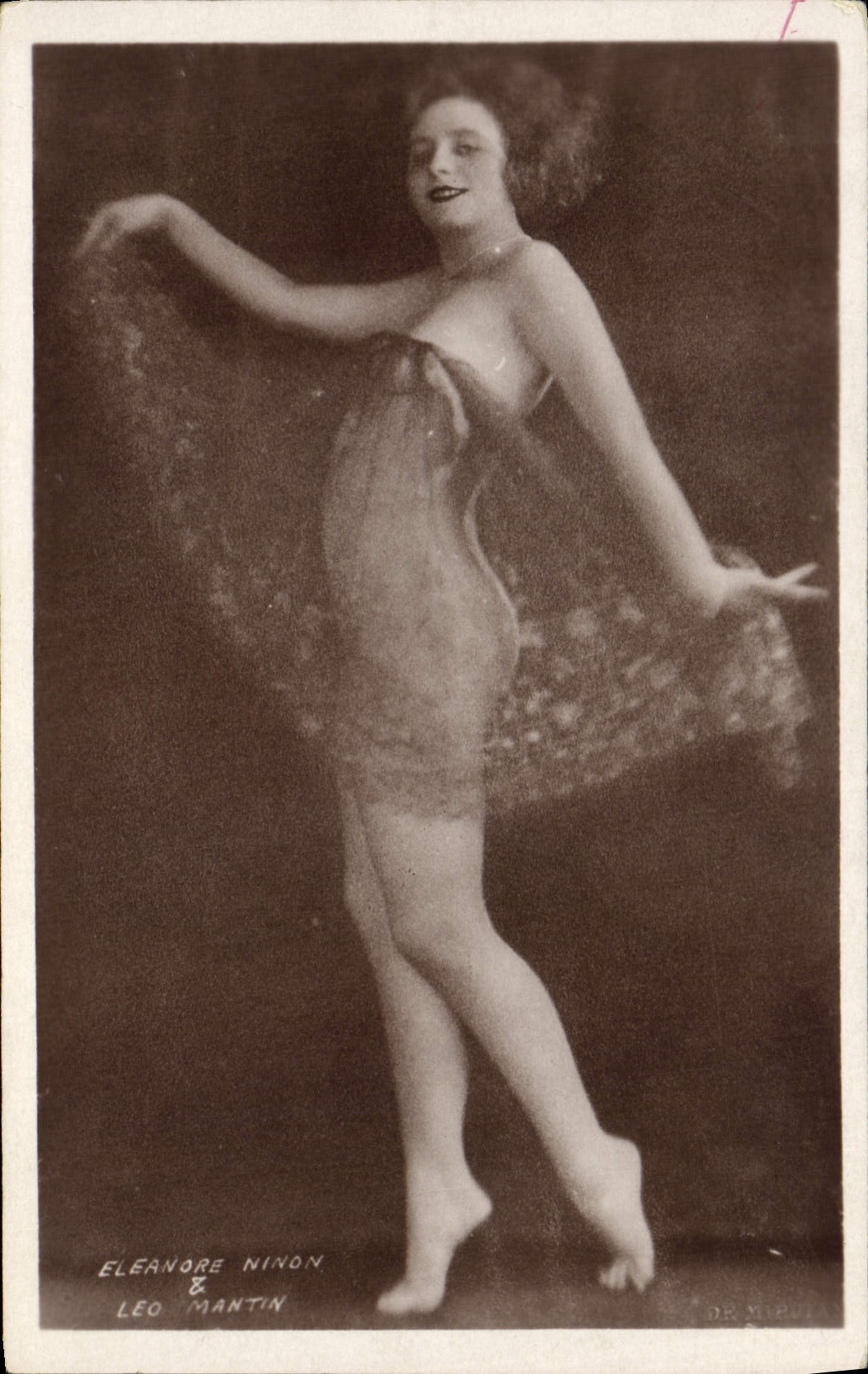 Éleanore Ninon & Léo Mantin — danseuse en robe transparente — DR. M. PUIZ