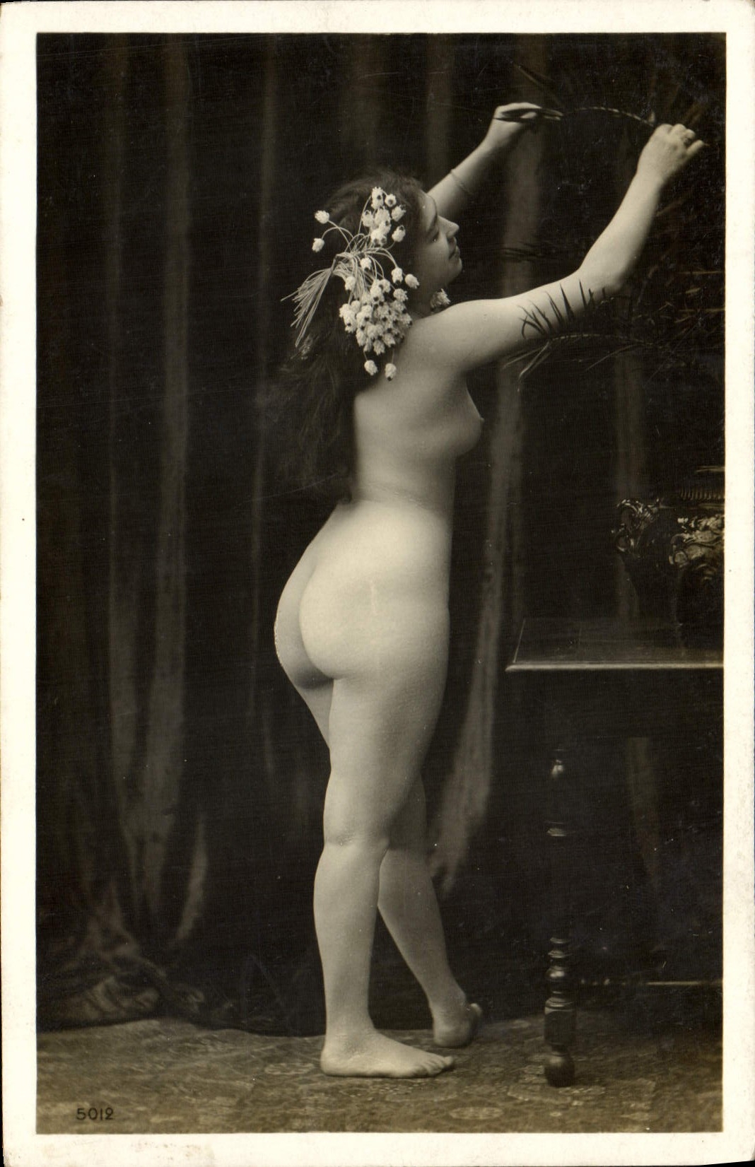 Nuda con flores — fotografía — serie 5012
