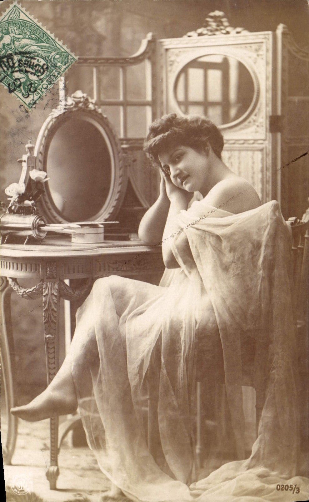 Jeune femme assise devant un miroir — photo studio — éditeur M. B. SANCHEZ, n° 0205/3