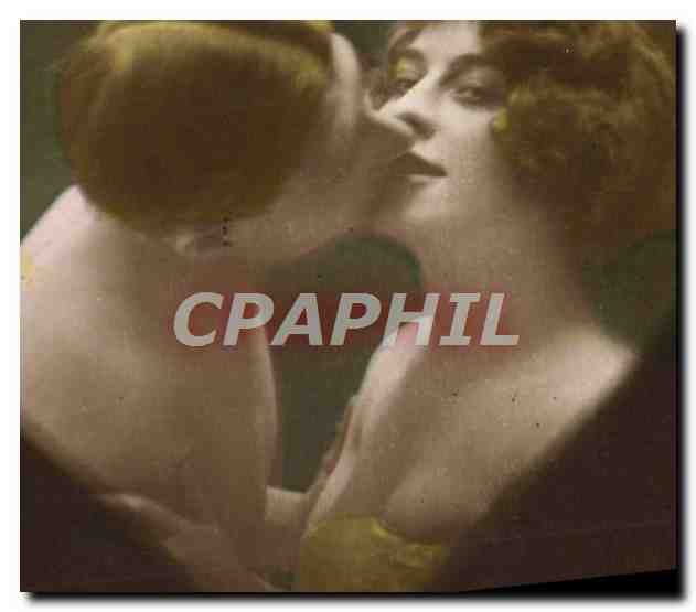 Deux femmes en étreinte — scène intime — carte postale ancienne