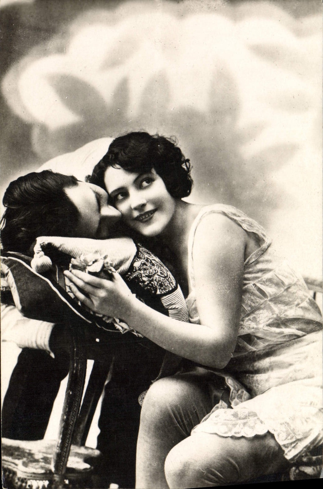Junge Frau und Mann in Intimität — historisches Foto — CPAPHIL