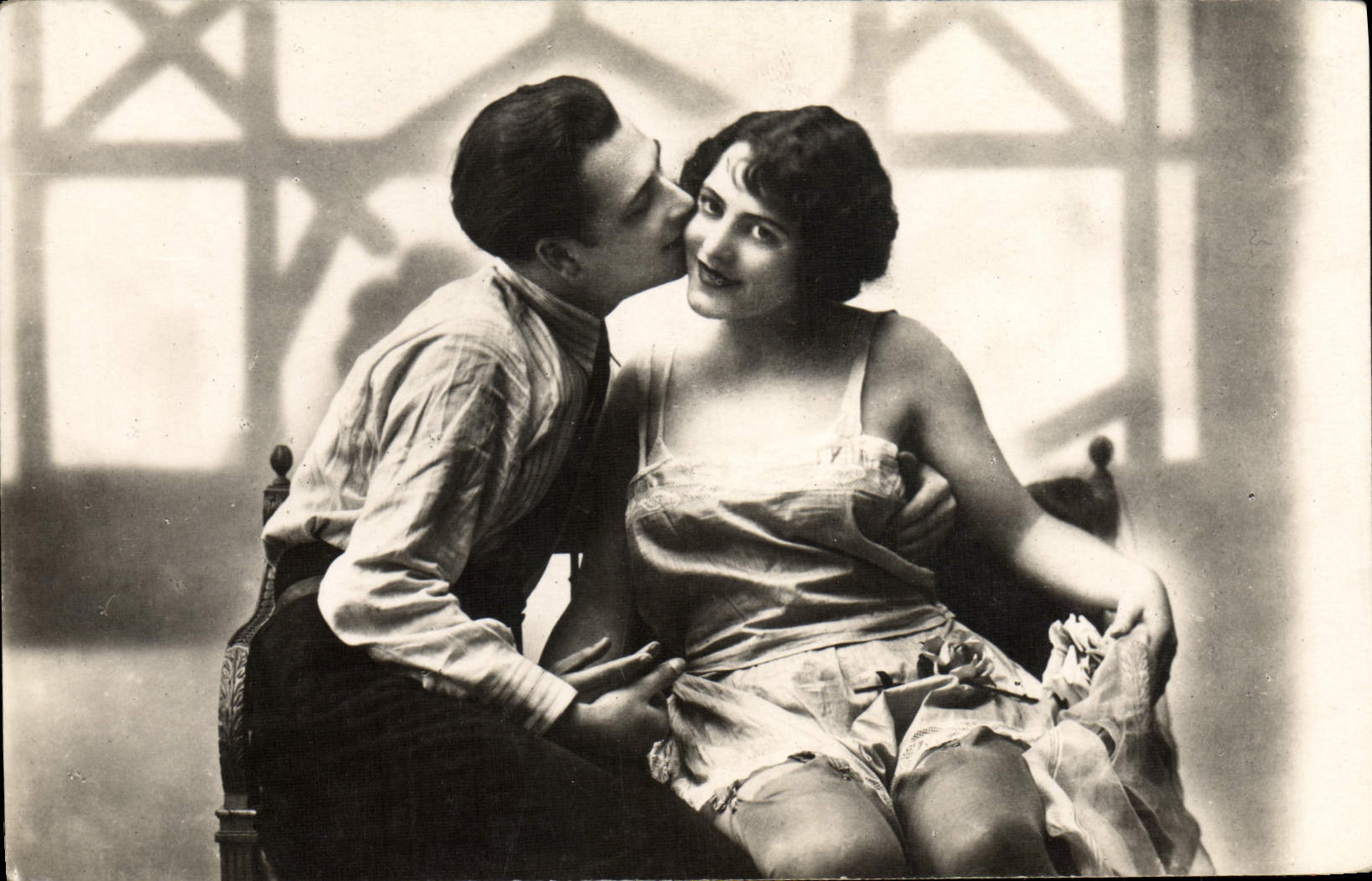 Couple en intimité — scène de cinéma — CPAPHIL