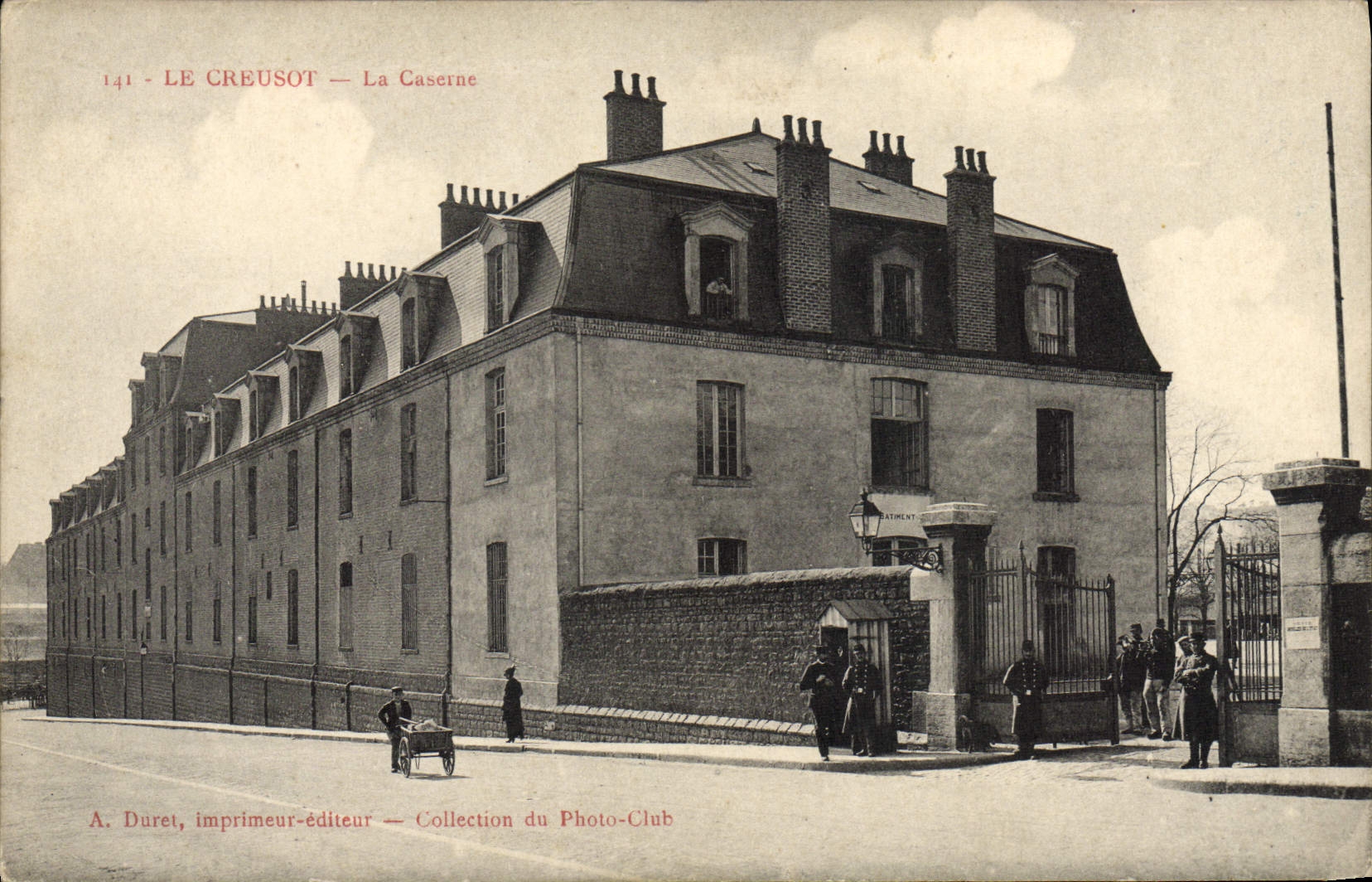 CPA Militaria Caserne Le Creusot 