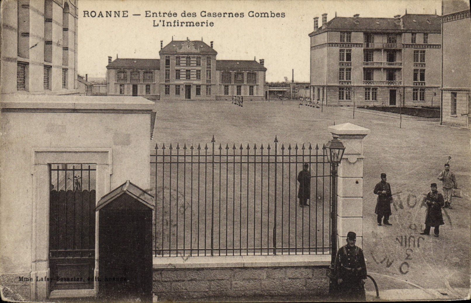 CPA Militaria Caserne Roanne Entree des casernes Combes L'infirmerie 