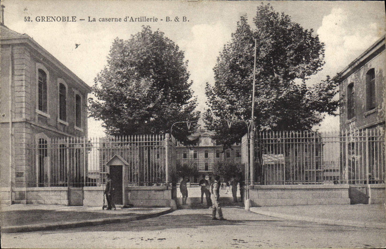 CPA Militaria Caserne Grenoble La caserne d'artillerie 